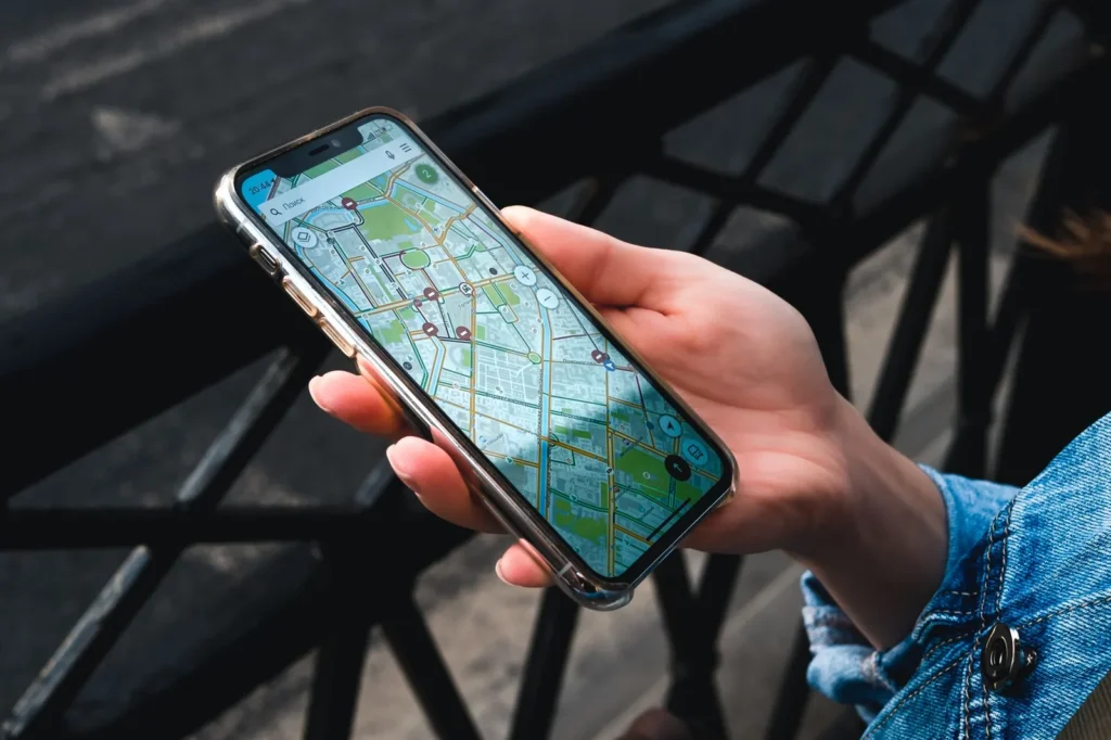 Hand houdt een smartphone vast met een kaart-app van een stad op het scherm